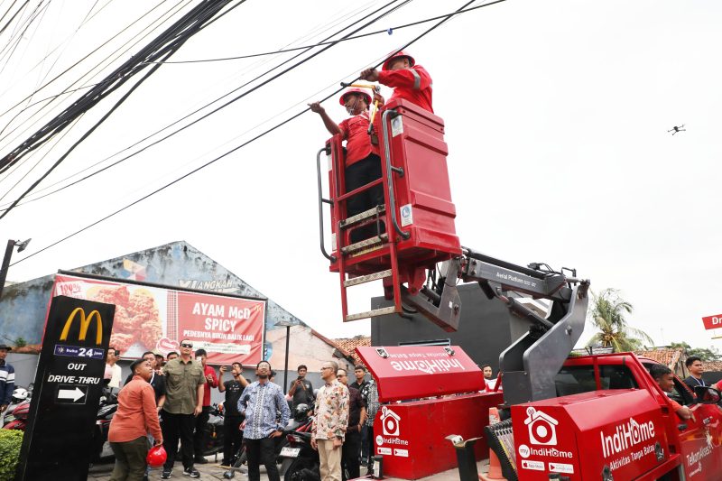 Walikota Serang Budi Rustandi saat memimpin penertiban kabel semrawut di Jalan Ahmad Yani I Dok. Istimewa