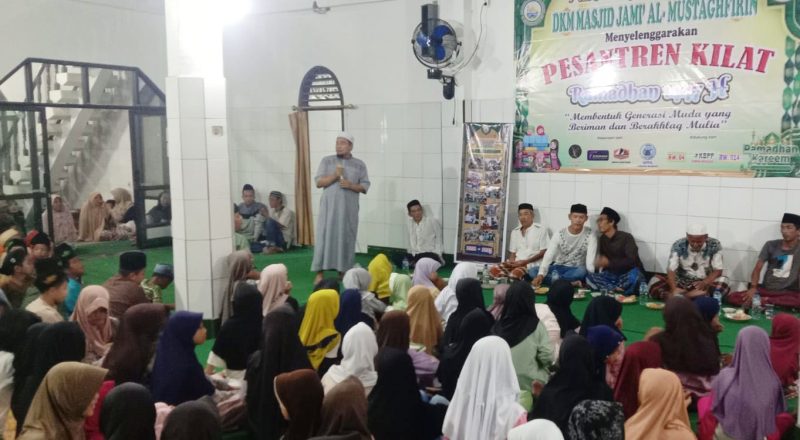 Para peserta santri kilat yang mengikuti kajian di masjid Al - Mustaghfirin labuan, Pandeglang. | Dok. Difeni - BNC