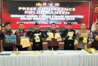 Diresnarkoba Polda Banten, Kombes Pol Wiwin Setiawan, saat menunjukan barang bukti ungkap kasus I Dok. Roy-BNC