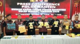 Diresnarkoba Polda Banten, Kombes Pol Wiwin Setiawan, saat menunjukan barang bukti ungkap kasus I Dok. Roy-BNC