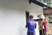 saat warga finishing cat rumah Bu maarti siang ini pada Senin, 9 February 2026. | Dok. Difeni - BNC