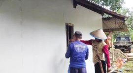 saat warga finishing cat rumah Bu maarti siang ini pada Senin, 9 February 2026. | Dok. Difeni - BNC