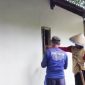 saat warga finishing cat rumah Bu maarti siang ini pada Senin, 9 February 2026. | Dok. Difeni - BNC