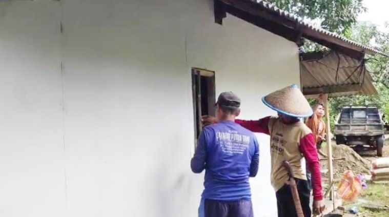 saat warga finishing cat rumah Bu maarti siang ini pada Senin, 9 February 2026. | Dok. Difeni - BNC