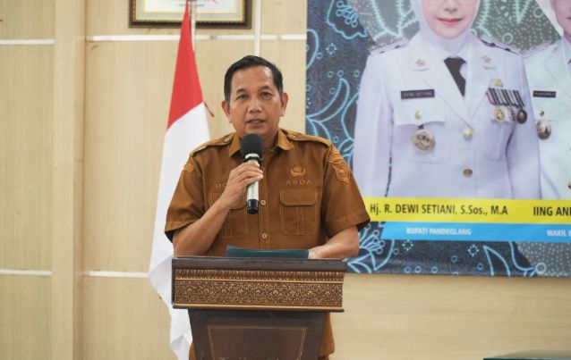 Asisten Daerah Bidang Pemerintahan Sekretariat Daerah Kabupaten Pandeglang, Doni Hermawan, saat membuka Rakerda TP-PKK di Pendopo Pandeglang, Selasa, 10 February 2026.