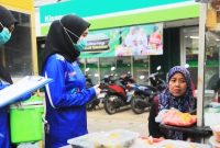 Petugas dari Dinkes Kota Tangerang melakukan uji sampel makanan takjil Ramadan l Dok. Istimewa