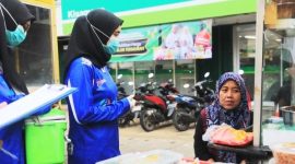 Petugas dari Dinkes Kota Tangerang melakukan uji sampel makanan takjil Ramadan l Dok. Istimewa