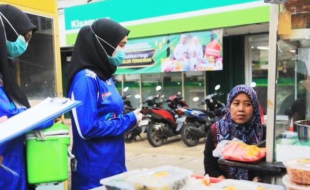 Petugas dari Dinkes Kota Tangerang melakukan uji sampel makanan takjil Ramadan l Dok. Istimewa