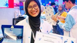 Yulianti, mahasiswi UIN Sultan Maulana Hasanuddin Banten, saat memegang piagam dan sertifikat Google Student Ambassador 2025 I Dok. Istimewa