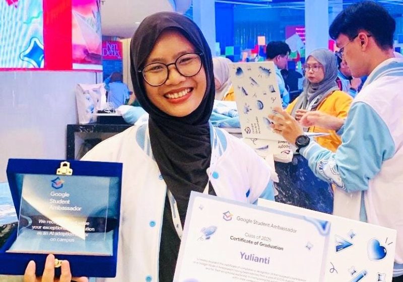 Yulianti, mahasiswi UIN Sultan Maulana Hasanuddin Banten, saat memegang piagam dan sertifikat Google Student Ambassador 2025 I Dok. Istimewa