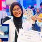 Yulianti, mahasiswi UIN Sultan Maulana Hasanuddin Banten, saat memegang piagam dan sertifikat Google Student Ambassador 2025 I Dok. Istimewa