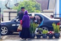 Warga di Kecamatan Mekarjaya melahirkan di mobil Kades Wirasinga saat hendak diantarkan ke rumah bidan terdekat pada Senin, 9 Februari 2026 | Dok. Guntur-BBC