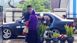 Warga di Kecamatan Mekarjaya melahirkan di mobil Kades Wirasinga saat hendak diantarkan ke rumah bidan terdekat pada Senin, 9 Februari 2026 | Dok. Guntur-BBC