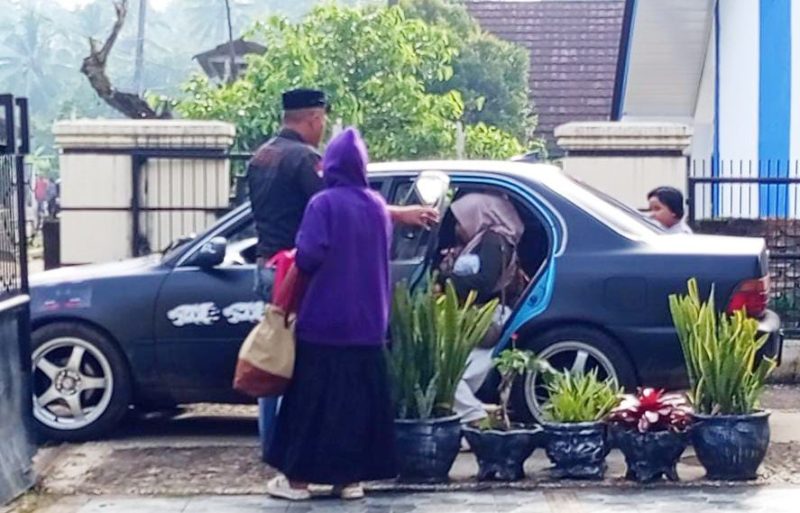 Warga di Kecamatan Mekarjaya melahirkan di mobil Kades Wirasinga saat hendak diantarkan ke rumah bidan terdekat pada Senin, 9 Februari 2026 | Dok. Guntur-BBC