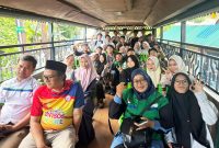 Keseruan saat menaiki Bus Jawara Plesiran Wisata di Kota Tangerang. | dok. Istimewa