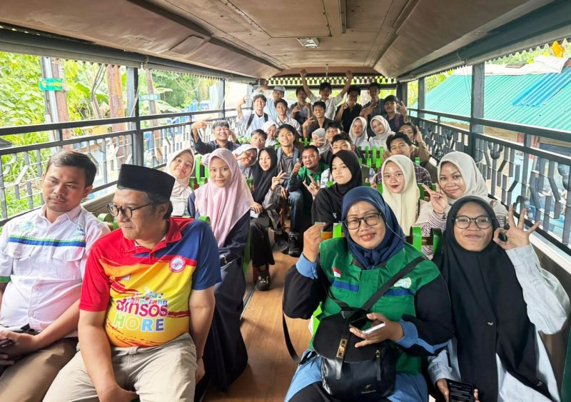 Keseruan saat menaiki Bus Jawara Plesiran Wisata di Kota Tangerang. | dok. Istimewa