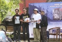Atlet BMX freestyle nasional, sekaligus penulis buku Suara dari Alaska, Heru Anwari (kaos putih), saat bukunya dibedah pada acara Nyenyore dan Kado Lebaran 2026 di Teater Terbuka Rumah Dunia, Kota Serang I Dok. Istimewa