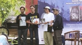 Atlet BMX freestyle nasional, sekaligus penulis buku Suara dari Alaska, Heru Anwari (kaos putih), saat bukunya dibedah pada acara Nyenyore dan Kado Lebaran 2026 di Teater Terbuka Rumah Dunia, Kota Serang I Dok. Istimewa