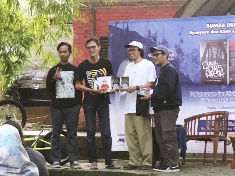 Atlet BMX freestyle nasional, sekaligus penulis buku Suara dari Alaska, Heru Anwari (kaos putih), saat bukunya dibedah pada acara Nyenyore dan Kado Lebaran 2026 di Teater Terbuka Rumah Dunia, Kota Serang I Dok. Istimewa