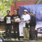Atlet BMX freestyle nasional, sekaligus penulis buku Suara dari Alaska, Heru Anwari (kaos putih), saat bukunya dibedah pada acara Nyenyore dan Kado Lebaran 2026 di Teater Terbuka Rumah Dunia, Kota Serang I Dok. Istimewa