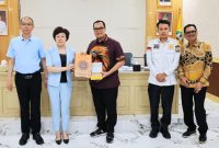 Walikota Serang Budi Rustandi saat menerima cinderamata dari delegasi Pemkot Weifang, Provinsi Shandong, Republik Rakyat Cina I Dok. Istimewa