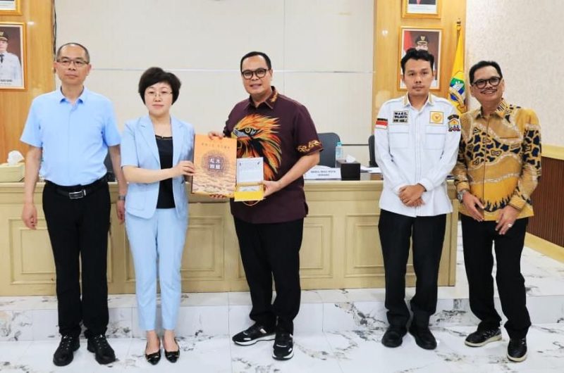 Walikota Serang Budi Rustandi saat menerima cinderamata dari delegasi Pemkot Weifang, Provinsi Shandong, Republik Rakyat Cina I Dok. Istimewa