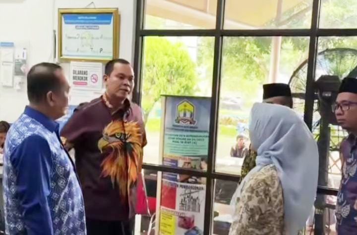 Walikota Serang Budi Rustandi saat melakukan monitoring di kantor Disdukcapil Kota Serang I Dok. Roy-BNC