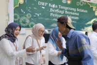 DWP dan DLH Tangerang Selatan menyalurkan bantuan sosial untuk petugas kebersihan l Dok. Istimewa