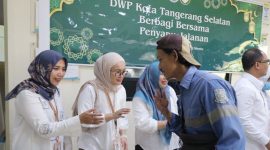DWP dan DLH Tangerang Selatan menyalurkan bantuan sosial untuk petugas kebersihan l Dok. Istimewa