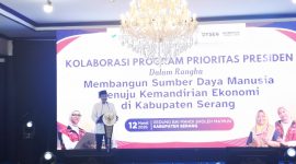 Mensos Saifullah Yusuf saat memberikan sambutan dalam kegiatan bertajuk 'Kolaborasi Program Prioritas Presiden dalam rangka Pemutakhiran DTSEN dan Pembangunan SDM Menuju Kemandirian Ekonomi' yang berlangsung di Pondok Pesantren Bai Mahdi Sholeh Ma'mun, Sindangheula, Kecamatan Pabuaran, Kabupaten Serang l Dok. Dwi MY-BNC 