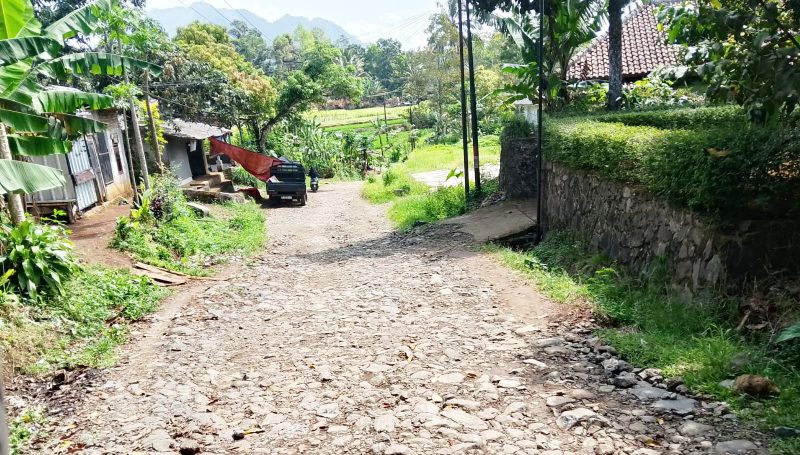 Kondisi jalan yang berada di kecamatan Mandalawangi, desa panjangjaya pada Senin, 30 Maret 2026 | Dok. Difeni - BNC