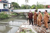 Walikota Serang, Budi Rustandi, saat meninjau kali mati Kroya Lama, Kecamatan Kasemen, Kota Serang I Dok. Istimewa