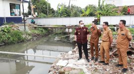 Walikota Serang, Budi Rustandi, saat meninjau kali mati Kroya Lama, Kecamatan Kasemen, Kota Serang I Dok. Istimewa