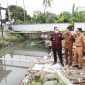 Walikota Serang, Budi Rustandi, saat meninjau kali mati Kroya Lama, Kecamatan Kasemen, Kota Serang I Dok. Istimewa