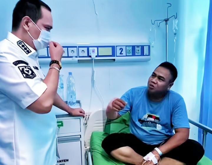Tangkapan layar Walikota Serang, Budi Rustandi, saat menjenguk petugas jaga lintasan di RSUD Provinsi Banten, usai digigit ular I Dok Roy-BNC
