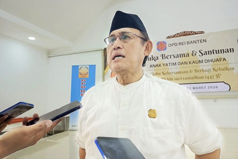 Ketua DPD REI Banten Roni Hardiriyanto Adali saat diwawancarai wartawan usai kegiatan buka bersama dan santunan anak yatim serta kaum duafa di Pokel Garden, Kota Serang, pada Rabu sore, 11 Maret 2026.