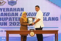 Bupati Dewi Setiani saat menyerahkan LKPD Unaudited 2025 kepada Kepala BPK Perwakilan Provinsi Banten Firman Nurcahyadi di Auditorium Kantor BPK Perwakilan Provinsi Banten, Senin, 30 Maret 2026. | Dok. Istimewa 