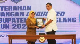 Bupati Dewi Setiani saat menyerahkan LKPD Unaudited 2025 kepada Kepala BPK Perwakilan Provinsi Banten Firman Nurcahyadi di Auditorium Kantor BPK Perwakilan Provinsi Banten, Senin, 30 Maret 2026. | Dok. Istimewa 
