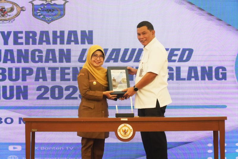 Bupati Dewi Setiani saat menyerahkan LKPD Unaudited 2025 kepada Kepala BPK Perwakilan Provinsi Banten Firman Nurcahyadi di Auditorium Kantor BPK Perwakilan Provinsi Banten, Senin, 30 Maret 2026. | Dok. Istimewa 