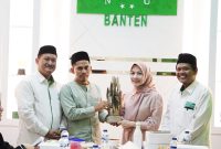 Pengurus LPNU Banten saat menyerahkan produk UMKM berupa kriya batu fosil kepada Bupati Serang Ratu Zakiyah I Dok. Istimewa