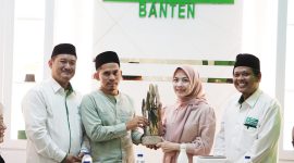 Pengurus LPNU Banten saat menyerahkan produk UMKM berupa kriya batu fosil kepada Bupati Serang Ratu Zakiyah I Dok. Istimewa