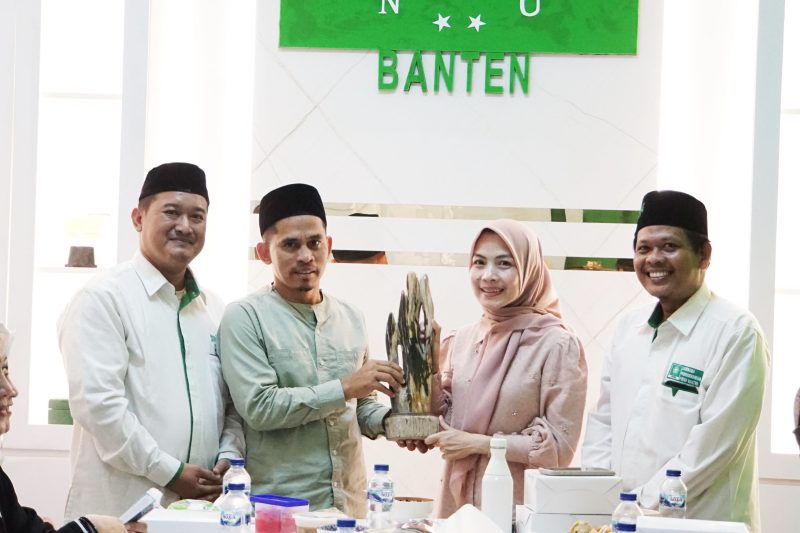 Pengurus LPNU Banten saat menyerahkan produk UMKM berupa kriya batu fosil kepada Bupati Serang Ratu Zakiyah I Dok. Istimewa