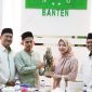 Pengurus LPNU Banten saat menyerahkan produk UMKM berupa kriya batu fosil kepada Bupati Serang Ratu Zakiyah I Dok. Istimewa