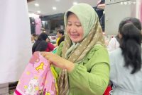 Dewi, warga asal Kecamatan Ciruas, Kabupaten Serang, saat berbelanja baju baru untuk Lebaran di kawasan Royal Baroe, Kota Serang Ia Dok. Roy-BNC