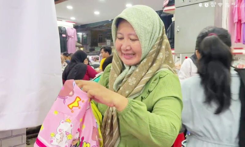 Dewi, warga asal Kecamatan Ciruas, Kabupaten Serang, saat berbelanja baju baru untuk Lebaran di kawasan Royal Baroe, Kota Serang Ia Dok. Roy-BNC