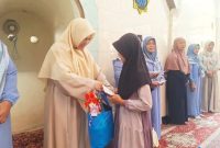 Anggota DPRD Kota Serang Fraksi PKS, Erna Yuliawati, saat memberikan santunan kepada anak yatim piatu I Dok. Istimewa