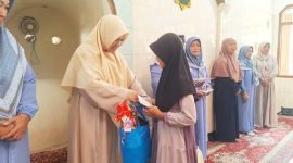 Anggota DPRD Kota Serang Fraksi PKS, Erna Yuliawati, saat memberikan santunan kepada anak yatim piatu I Dok. Istimewa