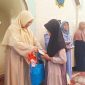 Anggota DPRD Kota Serang Fraksi PKS, Erna Yuliawati, saat memberikan santunan kepada anak yatim piatu I Dok. Istimewa