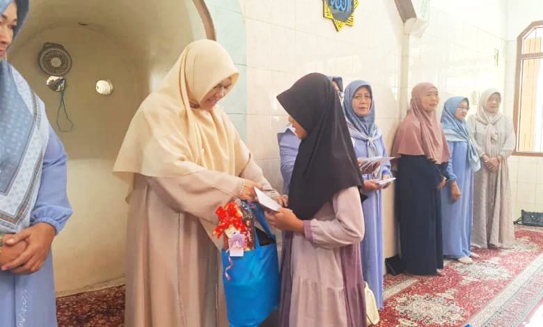 Anggota DPRD Kota Serang Fraksi PKS, Erna Yuliawati, saat memberikan santunan kepada anak yatim piatu I Dok. Istimewa