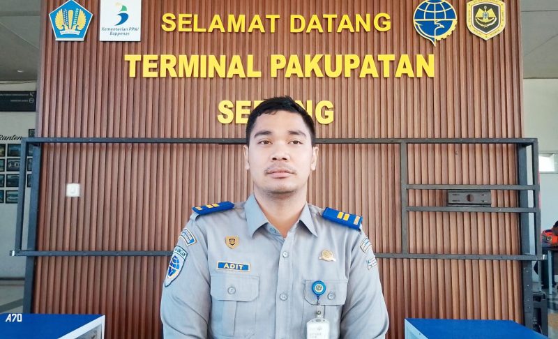 Petugas Sarana Prasarana Satpel Terminal Pakupatan Serang, Aditiya Bayu I Dok. Roy-BNC